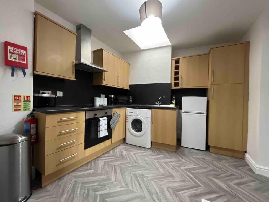 Modern 2 Bedroom Flat In Town Centre Αμπερίστγουιθ Εξωτερικό φωτογραφία